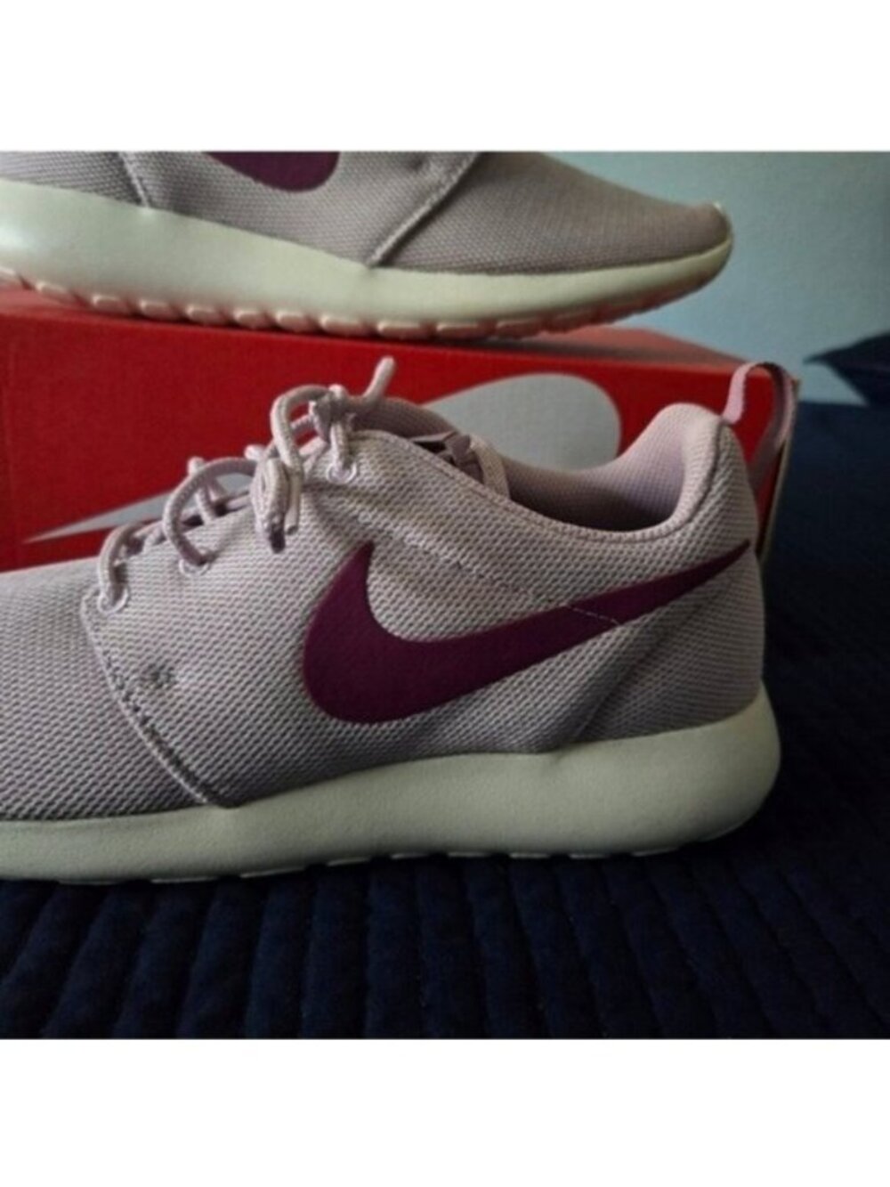 Nike Roshe One Women Size 11 Plum Chaulk True Berry 072026 - Picture 3 of 12